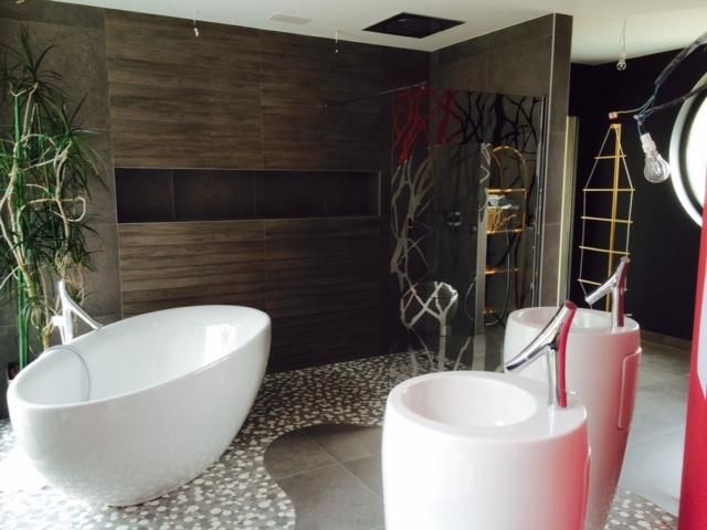 Salle de bain design avec baignoire îlot et double vasque colonnes