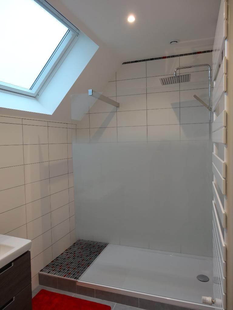 Douche à l'italienne spacieuse sous fenêtre de toit